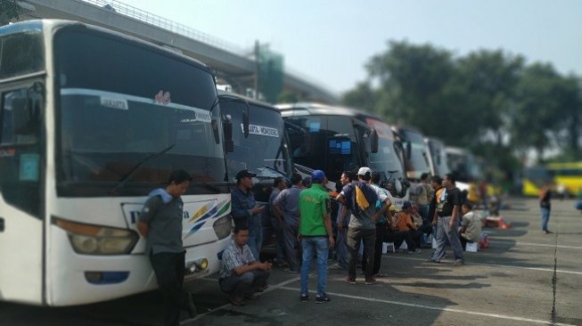 Sepi Penumpang, Dinas Perhubungan DKI Jakarta Memastikan Pelayanan Terminal dan Bus Umum Masih Berjalan Normal, 