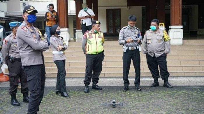 Canggih !! Polres Cimahi Memanfaatkan Drone Untuk Membubarkan Kerumunan Orang yang Berkumbul di Wilayah Cimahi, Mampu Deteksi Suhu Tubuh Juga