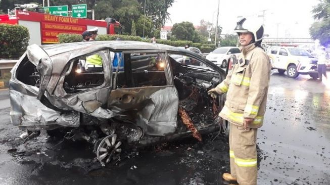 Kecelakaan di Tol Dalam Kota Arah Slipi Mengakibatkan Sopir Mobil Toyota Avanza Terbakar, Polda Metro Jaya Resmi Menahan Pengemudi Mercy