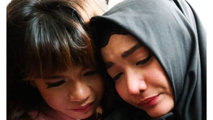 Detik-detik Roro Fitria Keluar dari Penjara, Pakai Hijab dan Gaun, Menangis Ingat Almarhumah Ibunda