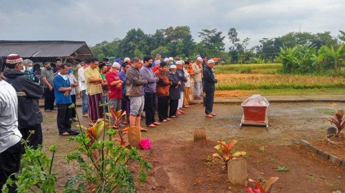 Mendapatkan Penolakan dari Sejumlah Warga, Jenazah PDP Asal Kabupaten Bandung Barat Diantarkan Ke TPU Lewat Jalur Alternatif