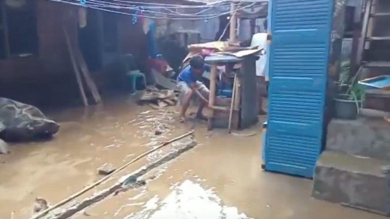Pasca Banjir di Sejumlah Wilayah di Tana Toraja, Warga Mulai Membersihkan Material Lumpur yang Menggenangi Pemukiman