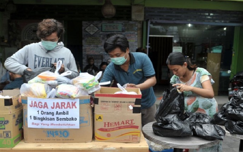 Patut Dicontoh !! Sejumlah Warga di Kota Denpasar Membagikan Sembako dan Makanan Kepada Warga, Khususnya Warga yang Pekerjaannya Terdampak Virus Corona