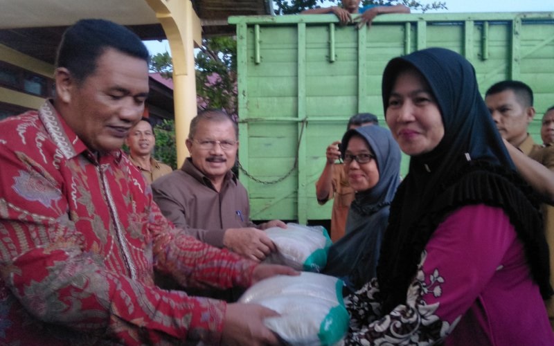 Sedikitnya 16.000 Keluarga Miskin di Kabupaten Padang Pariaman Menerima Banruan Beras dari Pemerintah, Mengurangi Beban Warga Akibat Wabah Virus Corona
