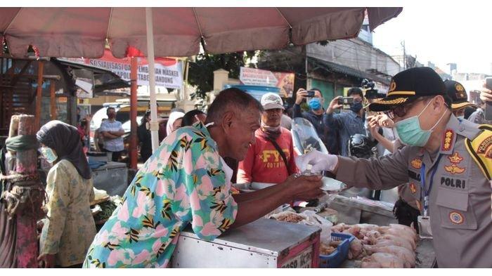 Jajaran Polrestabes Bandung Bagikan Masker di Pasar Kircon, Kapolrestabes Turut Membagikan