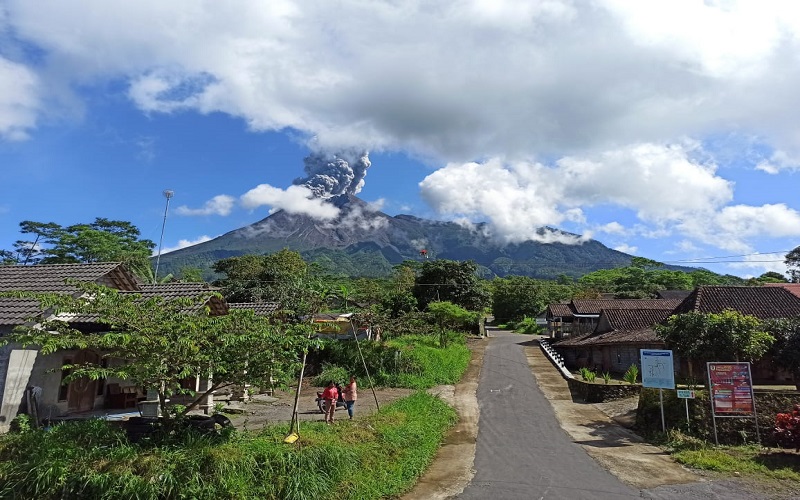 Gunung Merapi di Perbatasan Jawa Tengah dan DIY Kembali Erupsi, Tinggi Kolom Mencapai 3.000 Meter dari Puncak