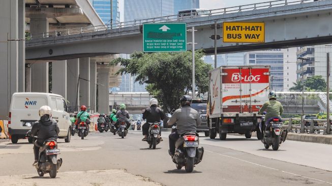 Polisi Setop pengendara Motor Berboncengan