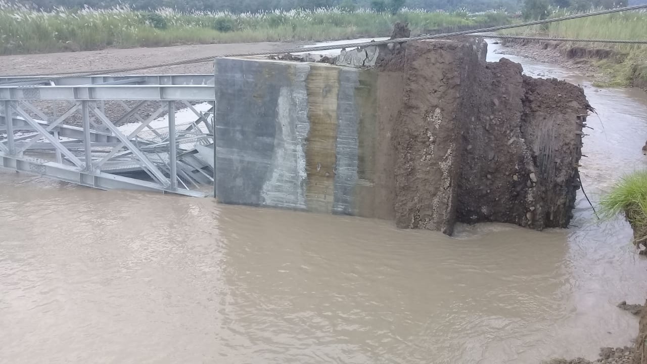 Jembatan Gantung Sukadana Ambruk Diterjang Banjir