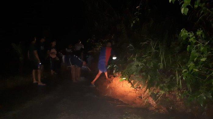 Akses Jalan di Desa Sirnarasa Kabupaten Sukabumi Tertutup Akibat Longsornya Tebing