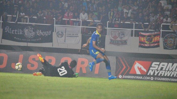 Bantu Penanganan Covid-19, Striker Persib Bandung Melelang Jersey