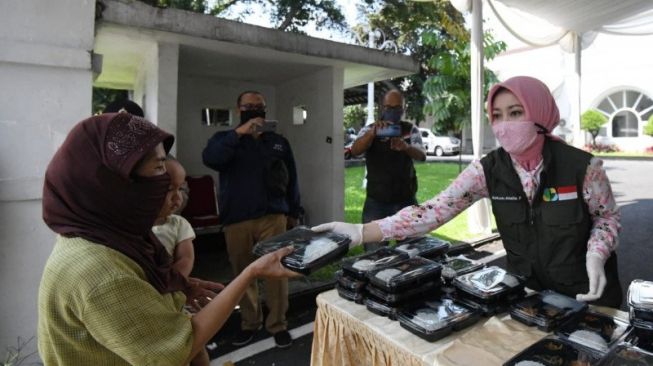 Selama Corona, Ojol dan Si Miskin Dapat Makan Siang Gratis di Bandung