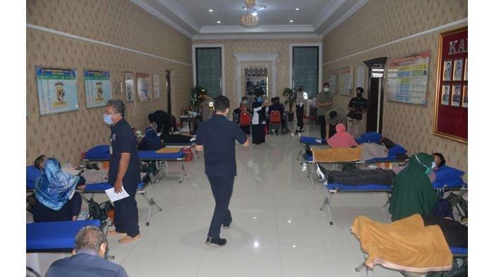 Puluhan Personel Polres Cirebon Kota Tampak  Mengikuti Donor darah Untuk Membantu Tambah Stok Darah PMI, Protokol Pencegahan Virus Corona