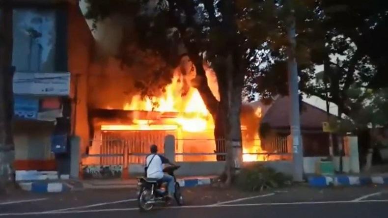 Sebuah Gudang Mebel dan Rumah yang Terletak di Tengah Pemukiman Padat Penduduk Kota Pasuruan Ludes Akibat Kebakaran
