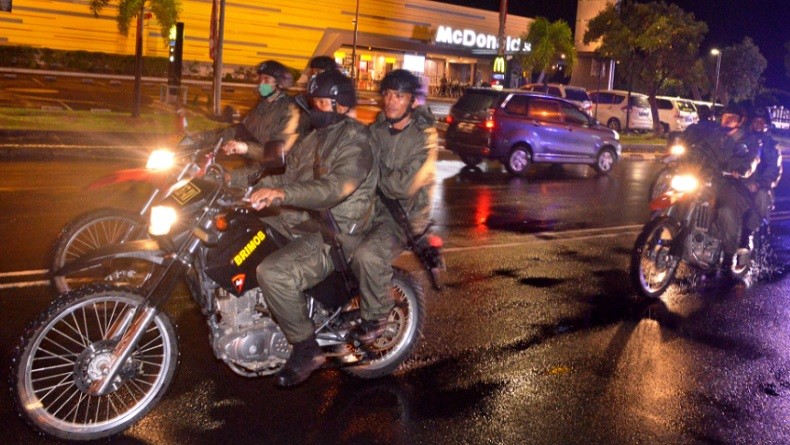 Polisi Membubarkan Anak Muda Sedang Pesta Miras di Jalan Kedoya Selatan, Diantaranya Ada yang  DIbawa Ke Polda Metro Jaya