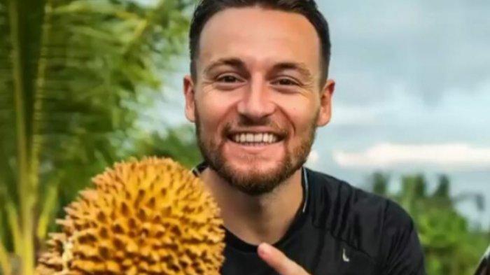 Jawab Tantangan Fans, Pemain Persija Marc Klok Juggling Menggunakan Buah Durian