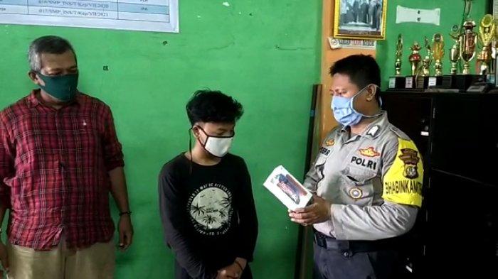 Cerita Polisi di Depok Bantu Siswa Kurang Mampu Agar Bisa Ujian: Cari Donatur Beli 7 Handphone    