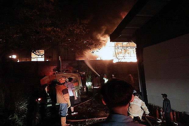 Setelah 8 Jam, 14 Mobil Damkar Padamkan Kebakaran Pabrik Tekstil di Batujajar