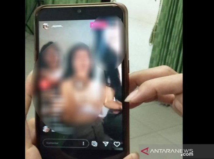 HEBOH VIDEO VIRAL ! Live di Instagram 3 Remaja SMA Putri ini Tidak Malu Melepas Bra yang Dipakainya