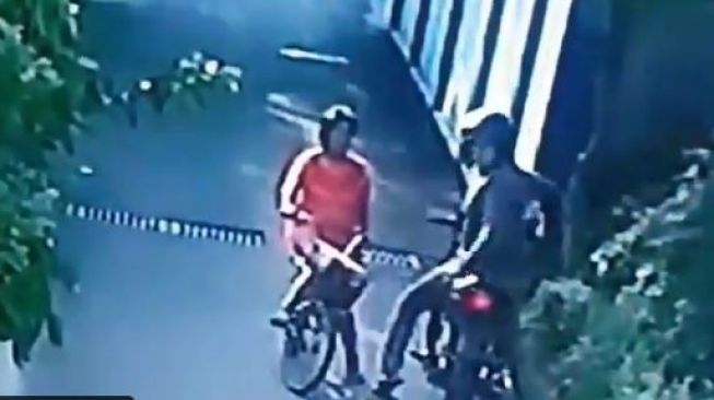 Viral Video Rekaman CCTV Peristiwa Penjambretan Kalung Dengan Korban Seorang Ibu, Modus Tanya Jalan Beraksi di Jogja