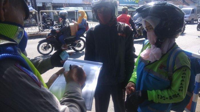 Selama Pemberlakuan PSBB di Bandung Raya, Hanya  Kota Bandung yang Memberlakukan Aturan Pengendara Roda Dua Dilarang Berboncengan Meski Satu Alamat