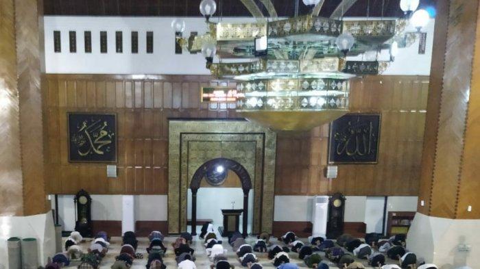 Masjid Agung Kota Tasikmalaya Tetap Menggelar Salat Tarawih di Hari Pertama Memasuki Bulan Suci Ramadan 1441 H