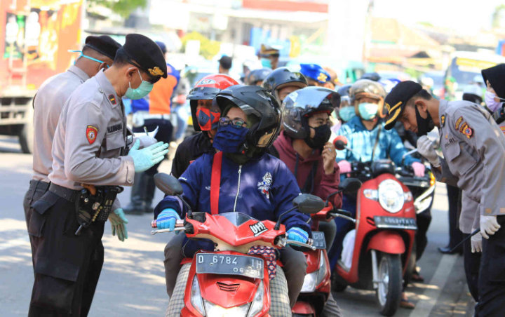 Walkot Bandung Rilis Aturan Baru PSBB, Larang Boncengan Motor Meski Satu Alamat