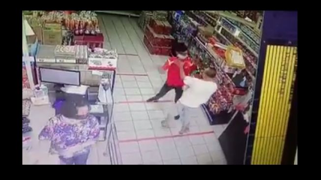 Ditolak Masuk Supermarket karena Tak Pakai Masker, Pria Ini Tampar Pegawai