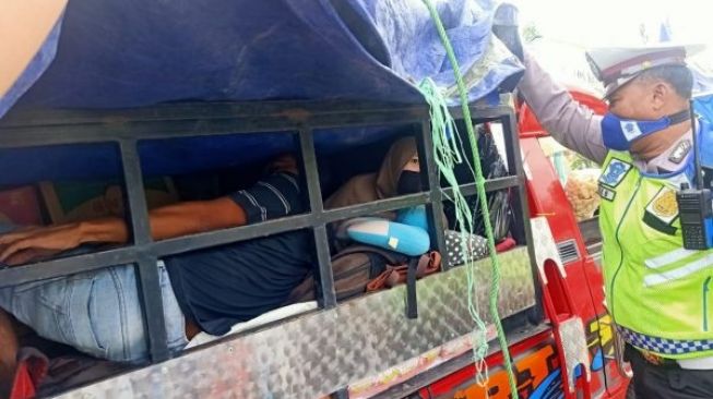 Susah Payah Nyamar Ditumpuk-tumpuk Kerupuk, Pemudik Tetap Terendus Polisi