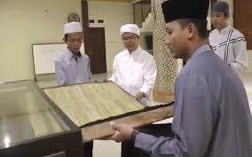Masya Allah, Ini Alquran Berbahan Daun Lontar Sudah Berusia 200 Tahun di Semarang