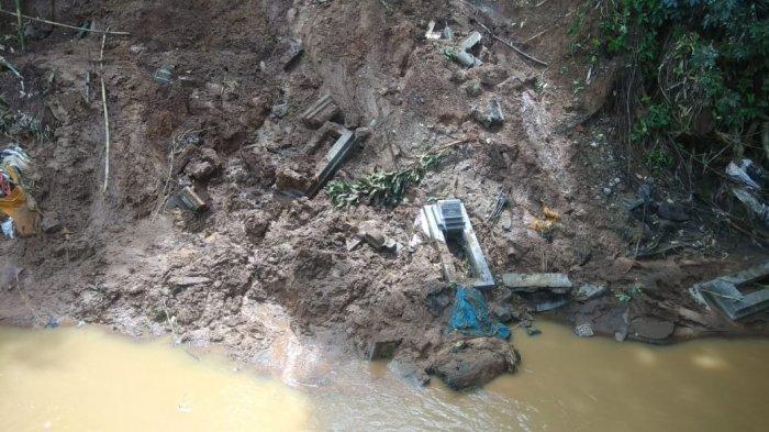 BREAKING NEWS: TPU Cikutra Longsor Gerus 10 Makam, Warga Khawatir Jasad Hanyut di Sungai Cidurian