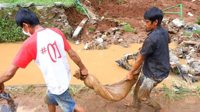 Puluhan Makam di TPU Cikutra Kota Bandung Tergerus Longsor, Doni Kaget Diberi Tahu Makam Ibunya Terbawa Longsor, Puluhan Makam TPU Cikutra Berjatuhan ke Sungai