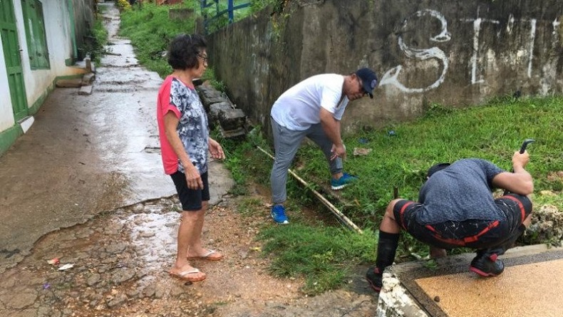 Hujan Lebat, Banjir Mengguyur Sejumlah Wilayah di Saumlakki Provinsi Maluku, Bupati Kepulauan Tanibar Ikut Bersihkan Selokan