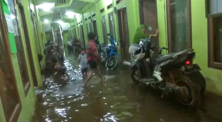 Hujan Deras dan Tingginya Volume Air Membuat Tanggul Sungai di Kecamatan Lembang Jebol, Ratusan Rumah Warga Terendam Banjir