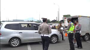 Satlantas Polrestabes Bandung Akan Memberikan Sanksi Terhadap Masyarakat yang Nekat Mudik, Mobil Ditahan Kemudian Orangnya Dikarantina