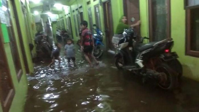 Warga Desa Lembang Buka Puasa Ditemani Banjir, Tanggul di Hulu Sungai Cikapundung Jebol