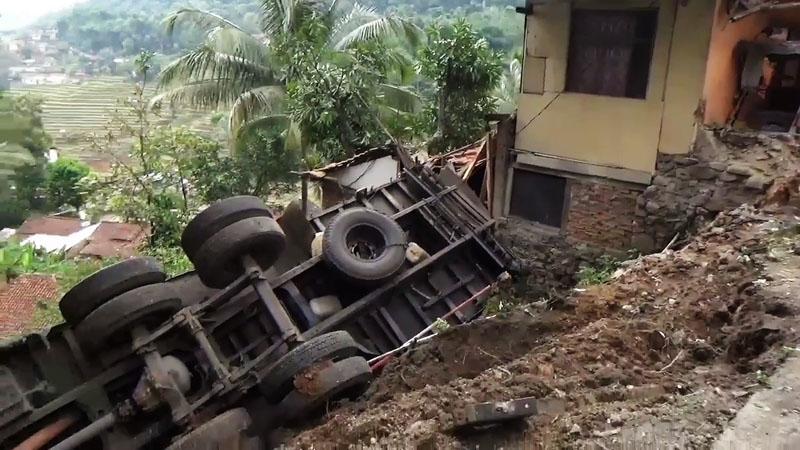 Truk Tronton Bermuatan Besi Terjun Ke Jurang Sedalam 6 Meter di Jalan Raya Cadas Pangeran, Diduga Rem Blong 