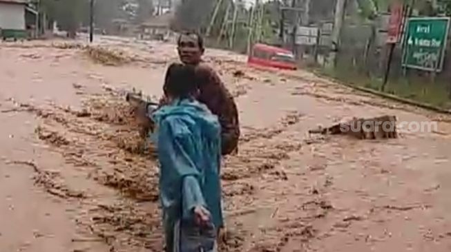 Habis Diterjang Banjir, Gerbang Tol Cilegon Barat Beroperasi Kembali