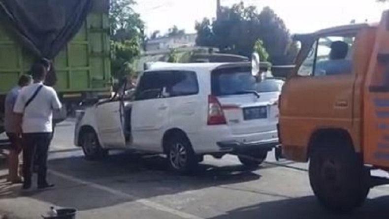 Kecelakaan Lalu Lintas Terjadi di Kota Tebingtinggi, Minibus Tabrak Truk Tronton sedang Parkir