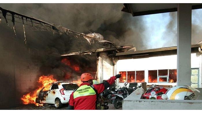 Sebuah Bangunan Perusahaan di Kota Cimahi Terbakar, Diduga Akibat Korsleting Arus Listrik, Hanguskan Sebagian Bangunan, Mobil dan Motor