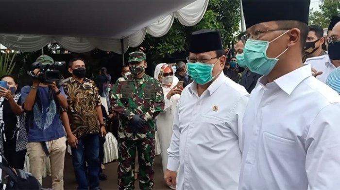 Prabowo-Sandi Melayat ke Rumah Duka Djoko Santoso, Kompak Pakai Safari Putih dan Peci Hitam