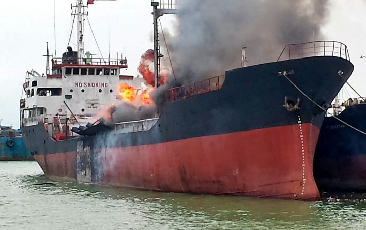 Kapal Tanker Meledak di Belawan, 14 Orang Dilarikan ke RS dan Puluhan Pekerja Masih Terjebak