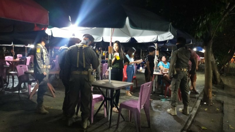 Polisi Menggelar Razia Untuk Mendukung Pemberlakuan PSBB, Kumpul-Kumpul Tak Pakai Masker, 10 Warga Padang Diamankan Polisi