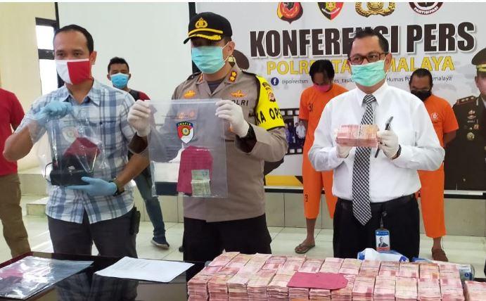 Polres Tasikmalaya Menangkap 4 ORang Pelaku yang Membawa Uang Palsu 29.600 Lembar Pecahan Rp.100.000
