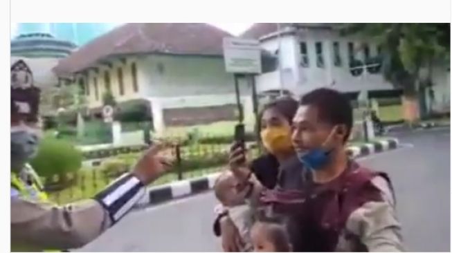 Viral! Video Sekeluarga Tak Pakai Helm, Marah-Marah ke Petugas saat Ditilang