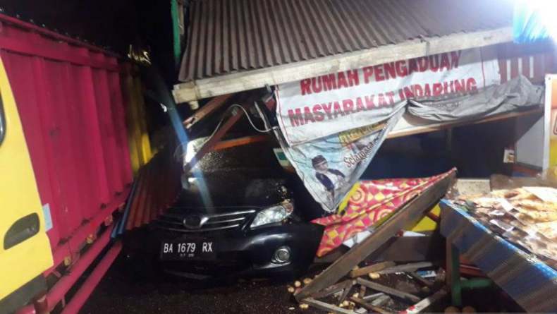 Kecelakaan Maut Terjadi di Simpang Indarung Sumatera Barat, Rem Blong, Sopir Truk Tewas usai Tabrak Jembatan, 4 Motor dan Warung