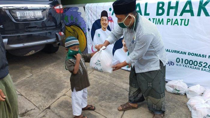Anggota DPRD Jabar Memberikan Santunan Kepada Anak Yatim Piatu di Jawa Barat, Ajak Warga Upayakan Lahir dan Batin untuk Cegah Covid-19