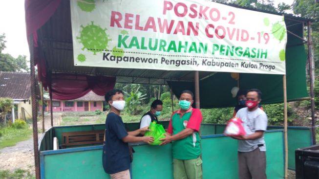 Aksi Solidaritas di Tengah Merebaknya Pandemi Virus Corona, Alumni SMAN 1 Wates Bagi-Bagi Sembako