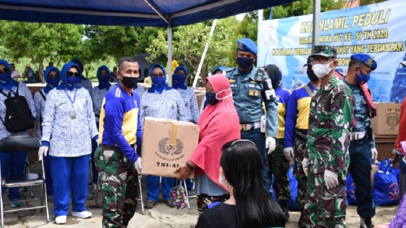 Kolinlamil TNI AL Memberikan Bantuan Sebanyak 5.000 Paket Sembako kepada Nelayan Muara Gembong Bekasi yang Terdampak Virus Corona