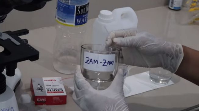 Eksperimen Kecil Buktikan Air Zamzam Mampu Menghambat Bakteri