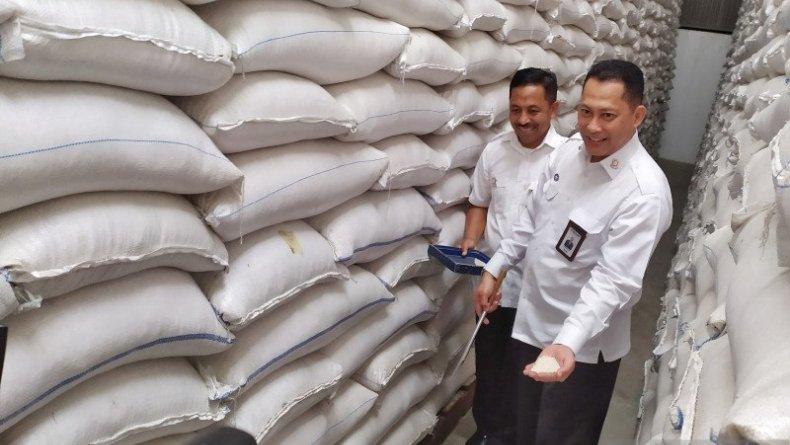 Operasi Pasar yang Dilaksanakan di Seluruh Indonesia Berjalan Lancar, Dirut Perum Bulog Mengatakan Harga Beras dan Gula Sudah Kembali Normal